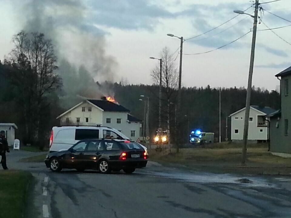 FULL FYR: En institusjonsbygning tilhørende Aleris på Rundhaug begynte å brenne torsdag kveld. Foto: Yngve Foshaug