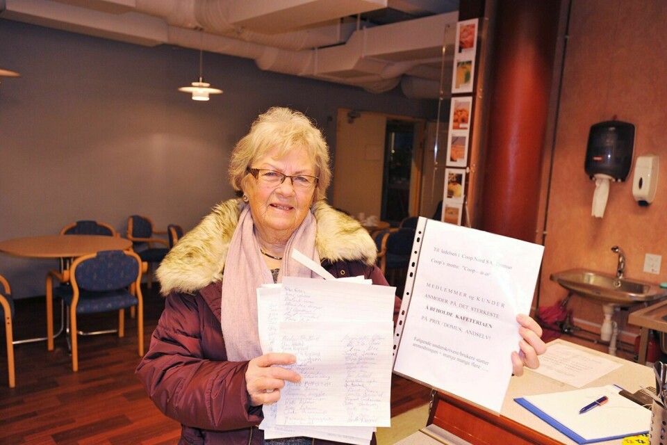 KREVER FORTSATT KAFEDRIFT: Karin Jørgensen la ut underskriftslister for å beholde kafeen på Domus midt i desember. Så langt har hun fått nær 500 underskrifter, som over helga skal sendes til Coop Nord.