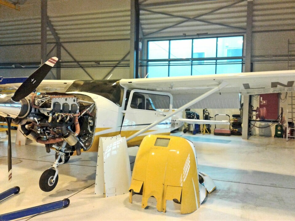 HARD LANDING: Skoleflyet Cessna 182 fikk en hard landing på Bardufoss på onsdag. Det står midlertidig i teknisk hangar, og motorcowling (dekselet) er avmontert for videre inspeksjon.