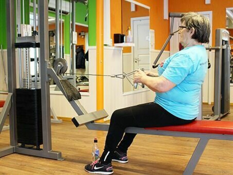STERKERE: Medlem i Balsfjord LHL, Gunhild Løvli (75) mener det er godt å bruke musklene. Etter 30 års pause fra trening kjenner hun at styrken i armene har blitt bedre. Foto: kine Braathen.
