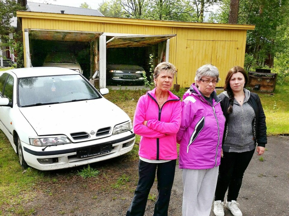 FORTVILER: Linda Ingebrigtsen (t.v.), Kjellaug Iversen og Ann-Charlotte Gulbrandsen synes lite om den kommunale oppførselen de ble utsatt for fredag da bilene bak dem skulle fjernes.
