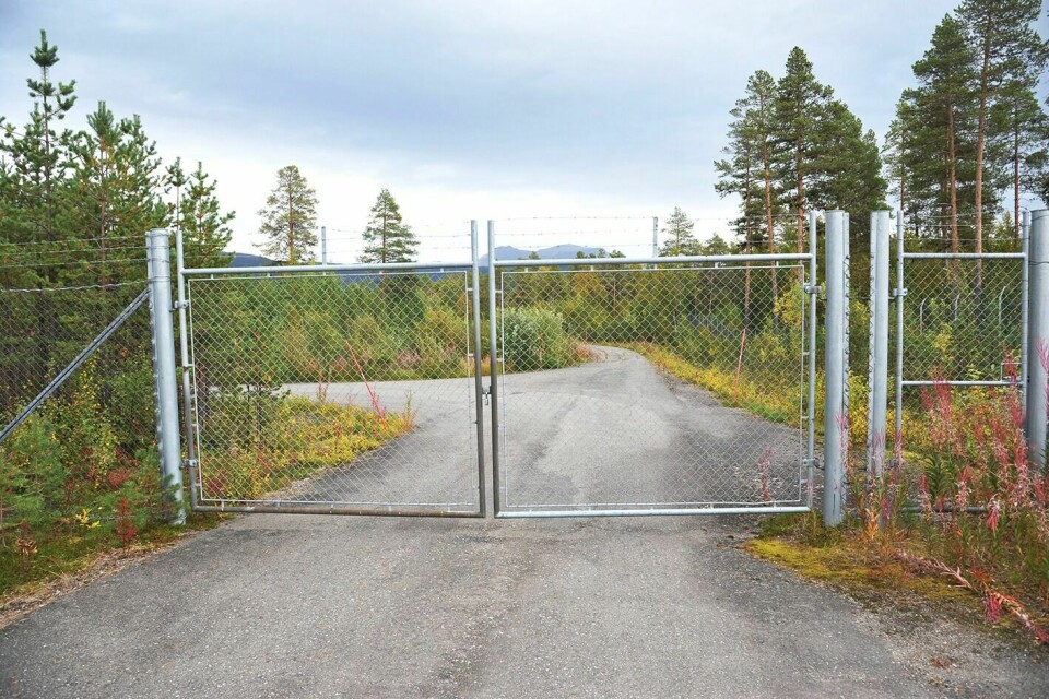 REGIONAL INTERESSE: Det nedlagte Grøtteskogen ammunisjonslager ved Målselvfossen er beskyttet av et to meter høyt gjerde. Nå ønsker fylkeskommunen og Midt-Troms museum å befare ammunisjonslageret for å se om det har regional verneverdi. Arkivfoto.