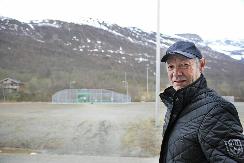 FORTVILET: Jan-Einar Johnsen er fortvilet over at eiendommen som har vært hans i 55 år nå er flyttet over til naboeiendommen på alle nyere og digitale kart. Her står han framfor skogseiendommen som strekker seg oppover fjellet.