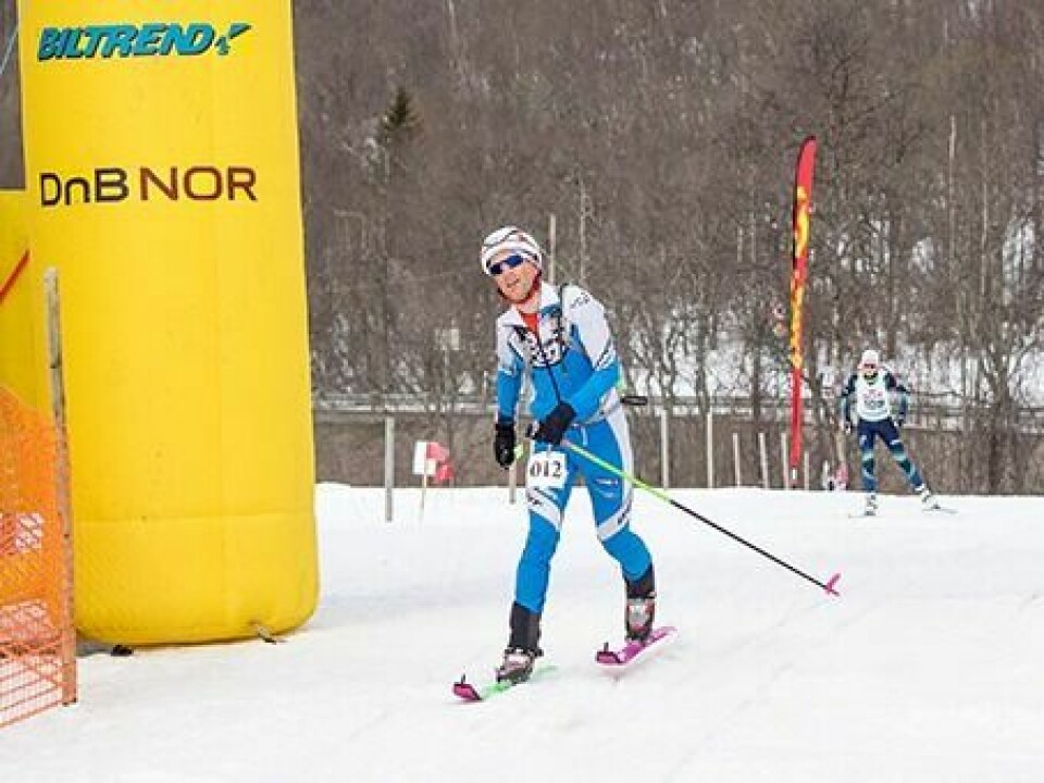 VINNER: Eirik Haugsnes passerer målstreken som vinner av årets Arctic Race.