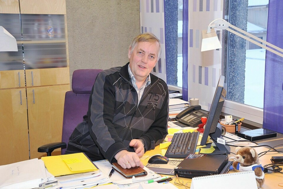 Ordfører Oddvar Bjørnsen bak skrivebordet i Bardu kommune.