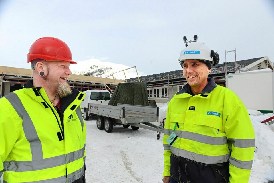 FERDIG I JULI: Petter Klingenberg (til venstre) og Stein Magnar Hansen er sentrale personer på bygget til 20 millioner som nå reises på Setermoen.
