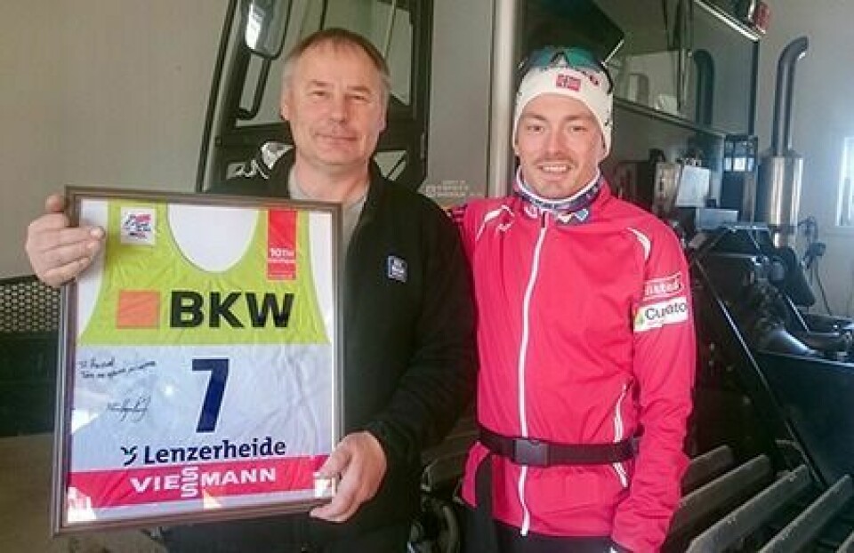 ROS: Løypekjører Halvard Langstrand fikk et innrammet startnummer fra årets Tour de Ski fra Finn Hågen Krogh for hans innsats for å legge til rette for skitestingen i Bardu.