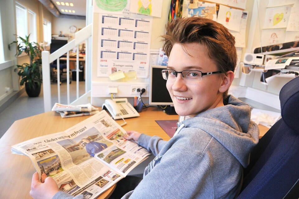 FORNØYD MED VGS-SAKEN: Johannes Ingvaldsen studerer avisartikkelen han er mest fornøyd med å ha laget i Pryo-uka i Nye Troms.