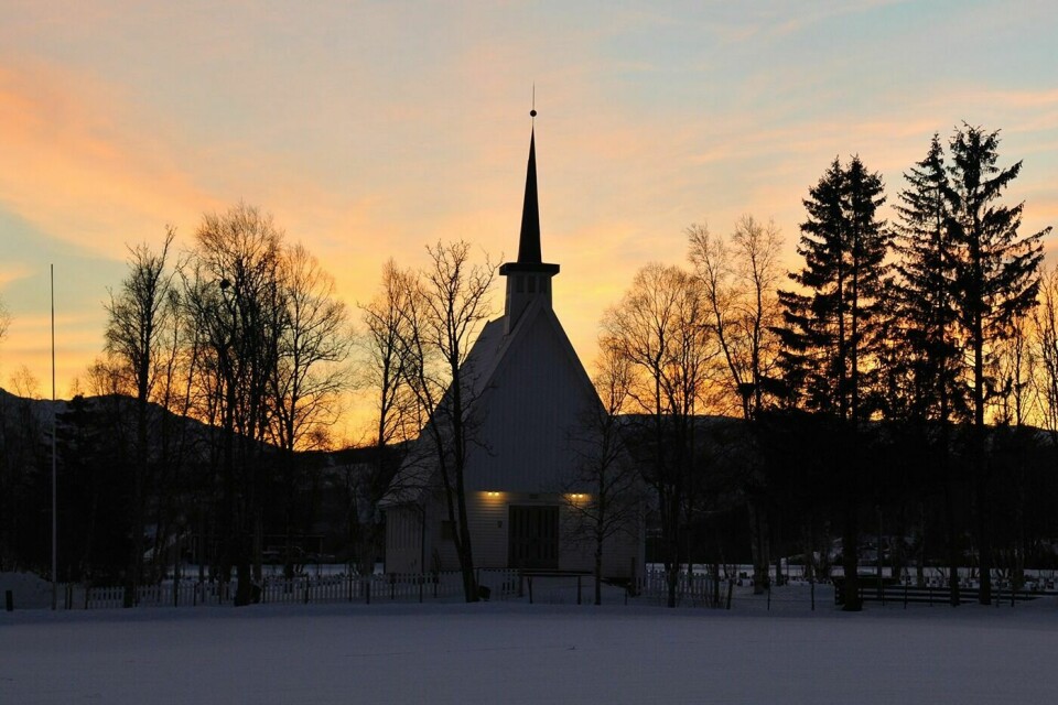 PÅSKEGUDSTJENESTER: Storsteinnes kapell er blant kirkene som åpner dørene for gudstjenester i påska.