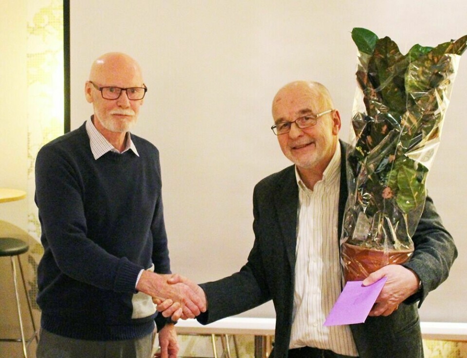 LEDERSKIFTE: Alf-Gunnar Stenhaug (til høyre) takkes av, av den nye styrelederen Knut Skaanes.