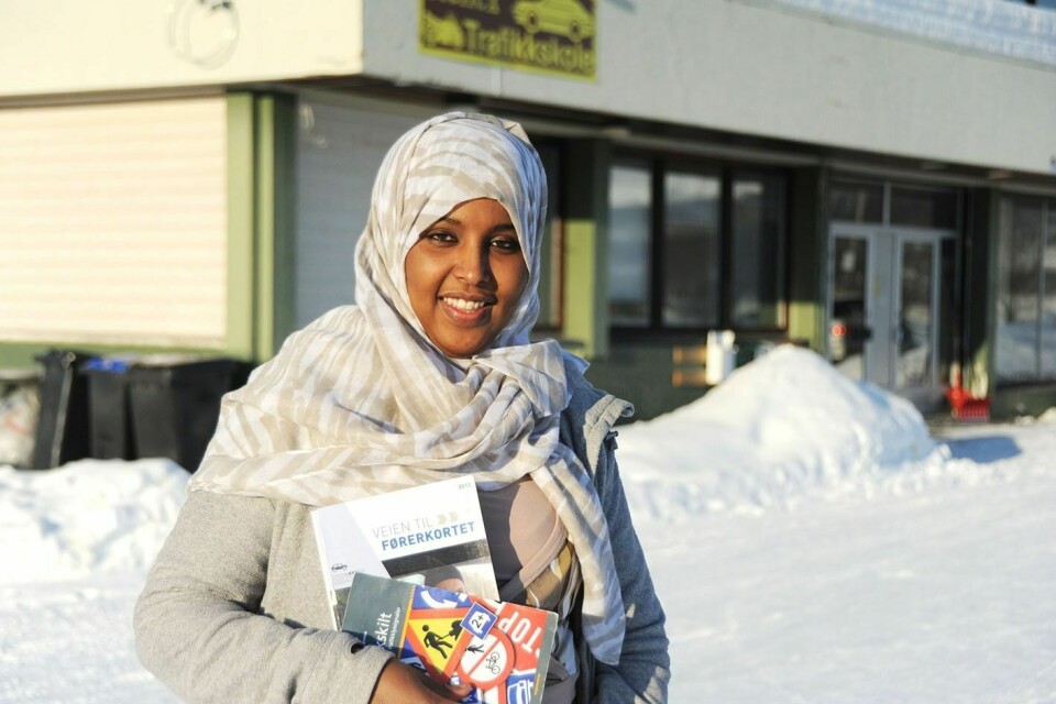 LÆRER Å KJØRE: Nasteho Aden Jama (27) er svært takknemlig for at hun har kommet til Balsfjord kommune, framfor til en større by. Det betyr likevel at hun har sett nødvendigheten av å lære seg å kjøre bil.