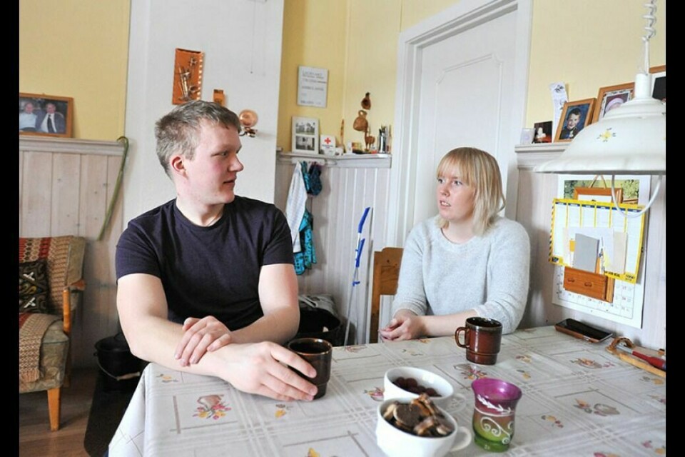 ET STED Å BO: Even Dørum og Kristine Aarhaug håper folk som eier hus, vil vurdere å leie ut til dem som ønsker å etablere seg i bygda. Foto: Toril F. Ingvaldsen