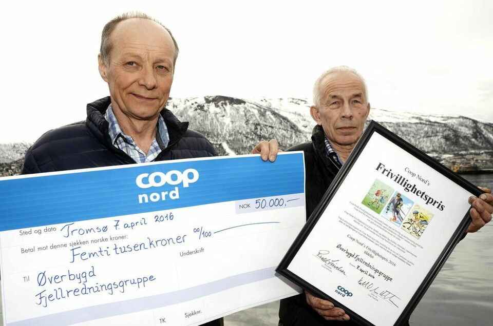 FIKK PRIS: Øverbygd fjellredningsgruppe, her ved Bjørn Johnny Rognli og Jan Rydningen, ble torsdag tildelt Coop Nords frivillighetspris på 50 000 kroner. Foto: COOP.