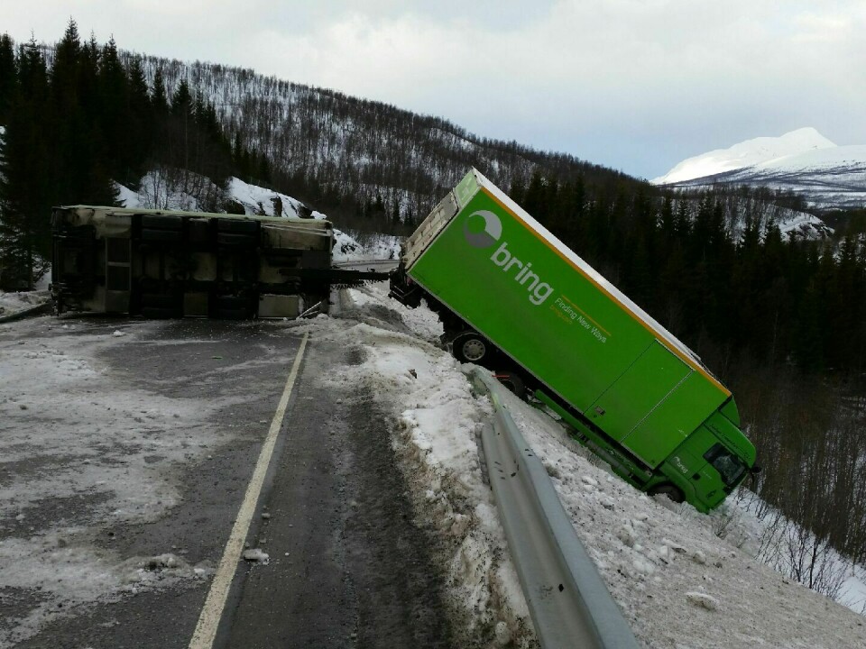 AV VEIEN: Det gikk bra med sjåføren som endte kjøreturen sin slik på Heia 2. påskedag Foto: Ivar Løvland