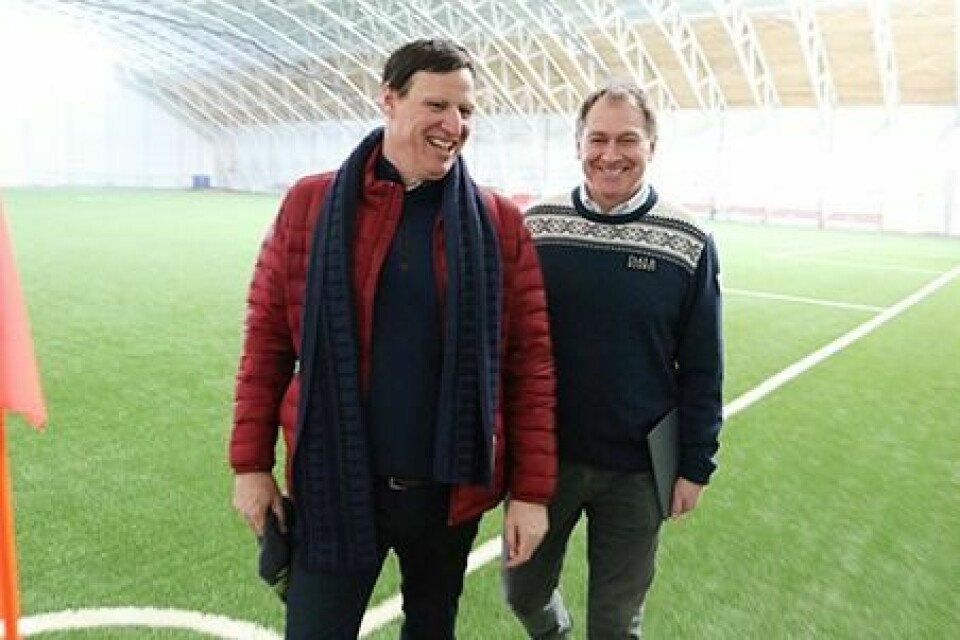 IMPONERT: Idrettspresident Tom Tvedt og generalsekretær Inge Andersen i Norges idrettsforbund likte det de så i Bardufoss storhall.