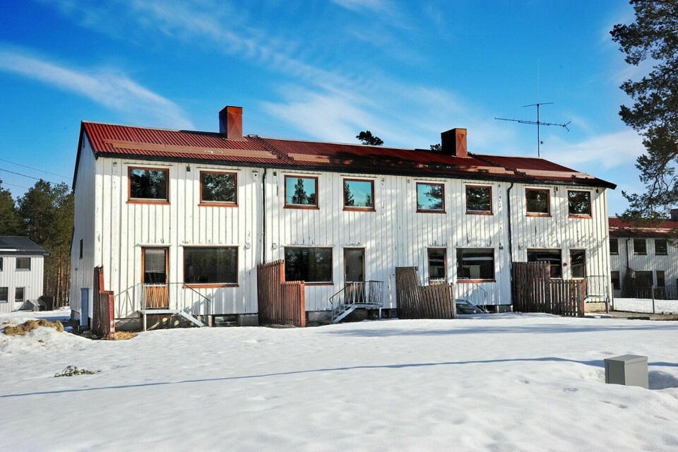 SKAL SNART RIVES: Dette bygget huser fire av de 26 militærboligene som skal rives i Vilje boligfelt på Bardufoss. Forsvarsdepartementet har ennå ikke godkjent riveprosjektet, og i mellomtida har selskapet som lå an til å få kontrakten gått konkurs.
