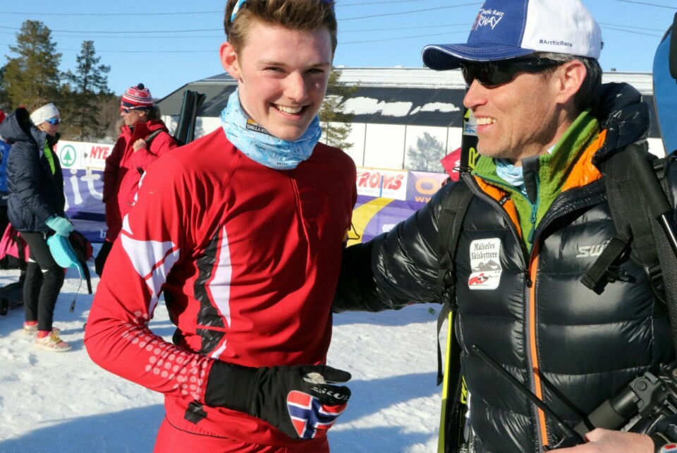 STERKT LØP: Sigurd Alterskjær Eriksen fra Målselvs skiskyttere fikk gratulasjoner fra pappa Torgeir etter 6. plassen på sprinten lørdag. Foto: Ivar Løvland