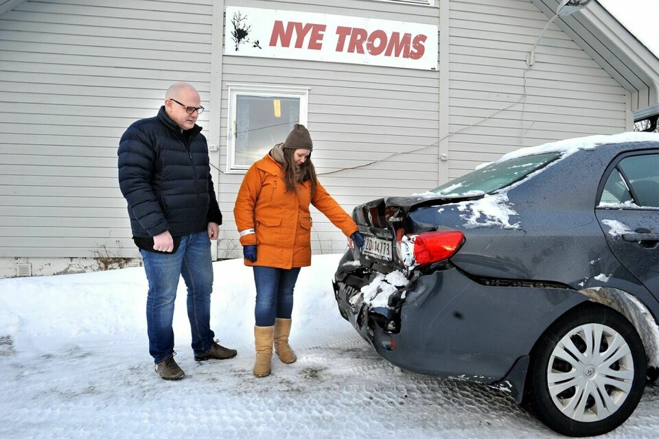 KUNNE GÅTT VERRE: Redaktør Gjermund Nilssen og journalist Kari Anne Skoglund tar skaden på Nye Troms-bilen i øyesyn. Begge to er enige om at det bare er flaks at det ikke gikk verre, og innrømmer at Olsborg-krysset er en stadig kilde til engstelse.