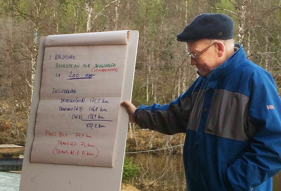 VIKTIGE VEIER: Skogsveier er ifølge Gunnar Kvaal viktige for jord- og skogbruk, men også for å lede folk ut i terrenget.