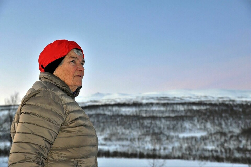GODTAR IKKE: Anne Rebekka Pedersen mener Balsfjord kommune har flyttet hennes eiendomsgrense for å legge til rette for turistanlegg i fjellet. – Det kan de se langt etter, sier Pedersen som mer enn gjerne møter i jordskifteretten.