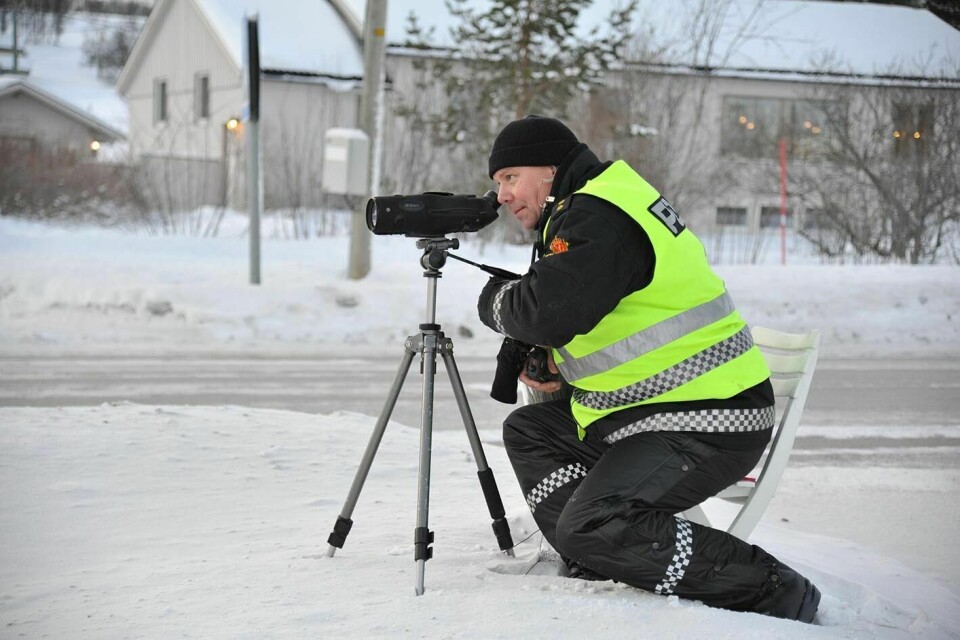 POLITIKONTROLL: Ved hjelp av kikkert så politibetjent Oddbjørn Aarstein etter ulovlig bruk av mobiltelefon og manglende bruk av bilbelte.