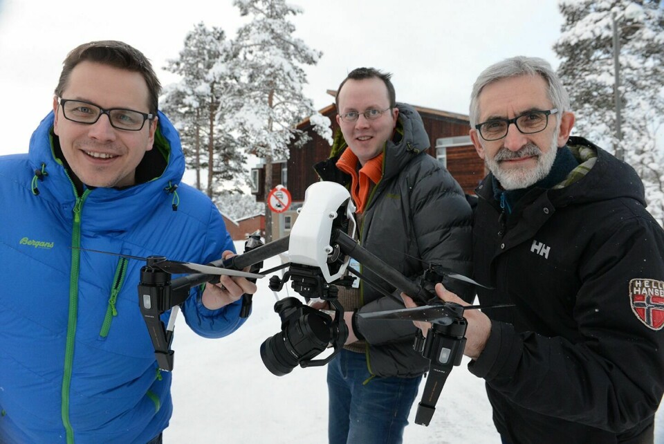 DRONEBASE BARDU: Prosjektet Dronebase Bardu er etablert, og aktørene vil ha flyplass og testløype i bygda. På bildet fra venstre næringssjef Lennarth Kvernmo, prosjektleder for Dronebase Bardu Tore Riise og til høyre Arild Nordahl i Bardu Utvikling.