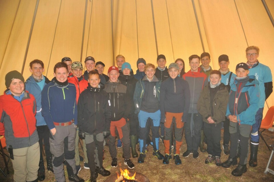LAKSECAMP: 23 ungdommer i alderen 15-18 år deltok i helgen på laksecamp på Målselvfossen. Foto: Elin Larsen
