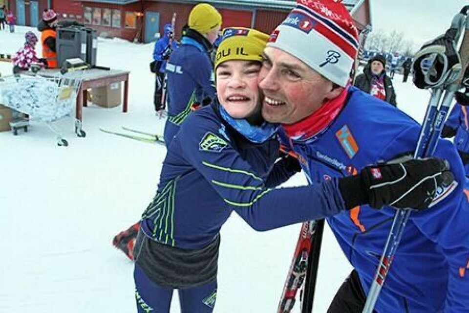 TAKK TIL PAPPA: Skiene til Ådne Svendsen var perfekte. Da fortjener pappa og smører Arne Markus en klem.