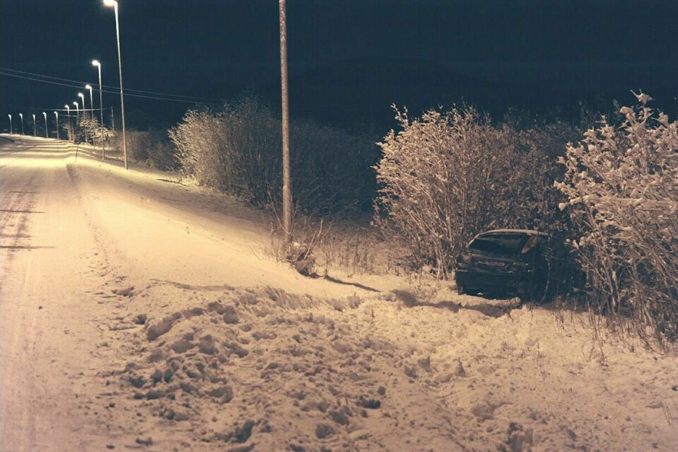 I GRØFTA: Etter kollisjonen havnet personbilen et godt stykke uti grøfta. Foto: Maiken Kiil Bartholdsen