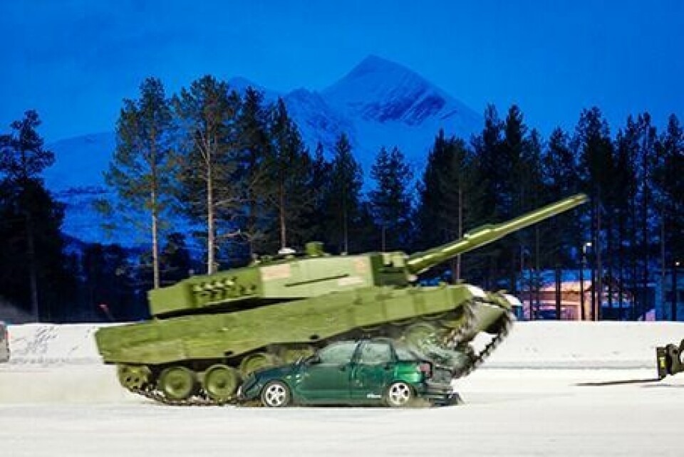 BLE OVERKJØRT: Den 55 tonn tunge stridsvogna av typen Leopard 2 ble rått parti for personbilen under tirsdagens trafikksikkerhetskonferanse i Heggelia. Foto: Ole-Sverre Haugli/Forsvaret.