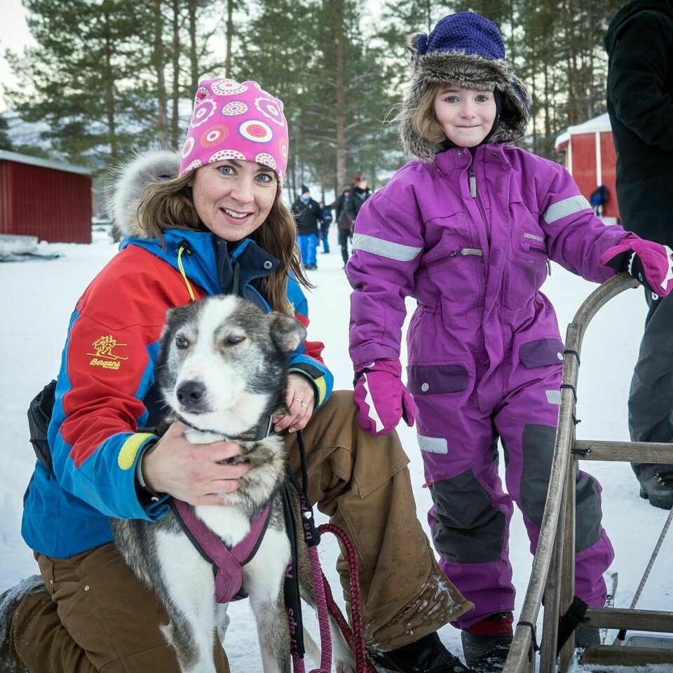 STARTKLAR: Sigrid og mamma Monica før start på 5 km snørekjøring med hunden Tiny.