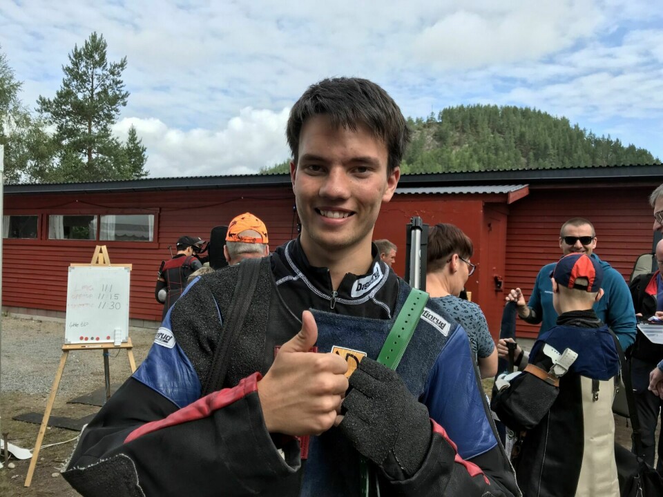 GULLGUTT: Gullgutten Sondre Grønvold fra Målselv var godt fornøyd etter 245 poeng på de første 25 skuddene. Foto: Børre Pedersen
