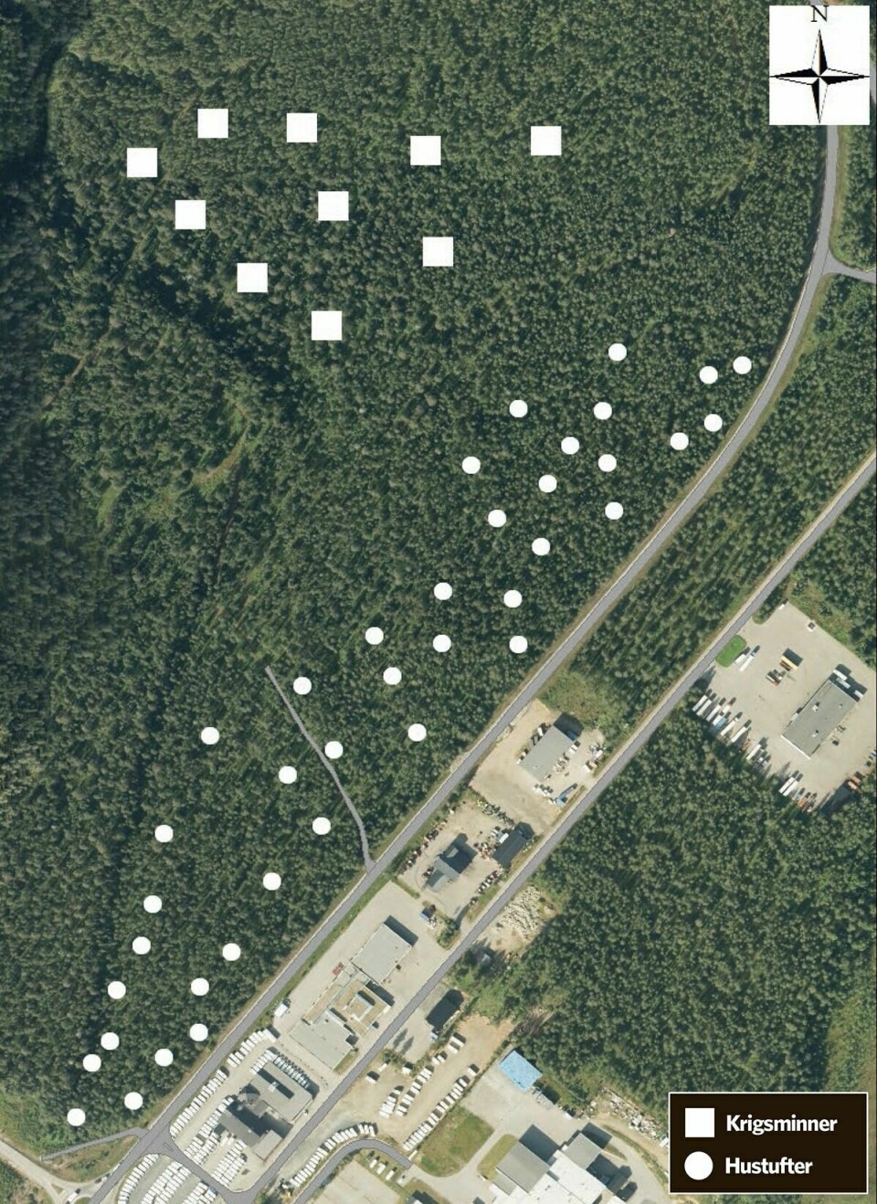 Hustuftene er markert med en hvit runding. De store hvite firkantene er krigsminner. (Illustrasjon: Troms Fylkeskommune)
