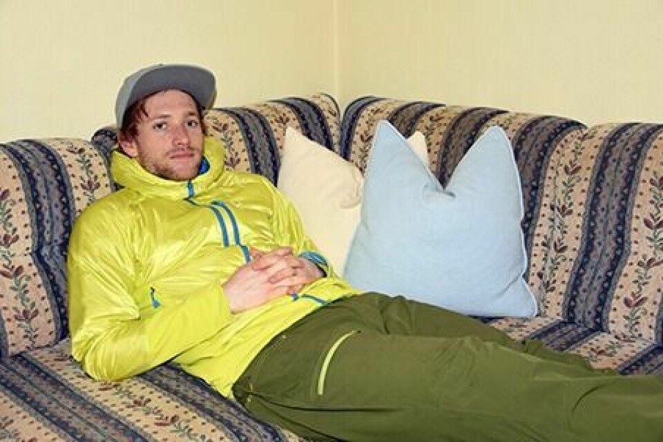 SLAPPER AV: Torstein Stenersen slapper av på sofaen før morgendagens verdenscupstafett i Tyskland. Foto: Viktor Storsveen.
