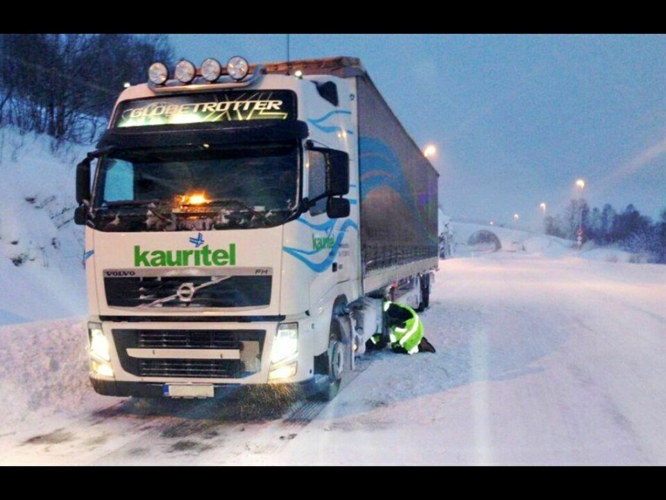 KONTROLL: Statens vegvesen skal bidra til at alle skal kunne kjøre trygt på norske vinterveier. Blant annet ved å sørge for av tungtransporten er godt nok rustet for de glatte veiene.