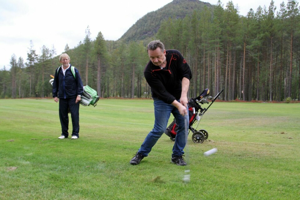 KURS: Midt-Troms golfklubb kjører til uka kurs for nybegynnere på Finnkroken golfpark. Foto: Ivar Løvland