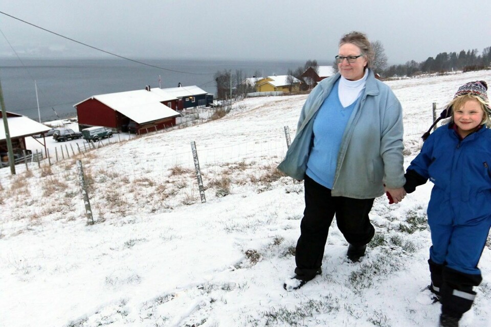 GLAD: Leder av Selnes bondelag, ytterst i Balsfjord, Inge Thorwarth, er glad for at jordvernet skal styrkes. Det gir håp for land bruk også for yngre generasjoner som barnebarnet Helle. Foto: Ivar Løvland