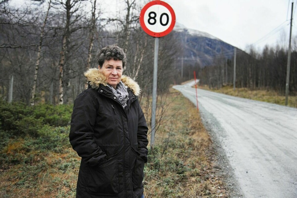 HØY FART: Fremskrittspartipolitiker Sonja Abrahamsen mener det er en uforsvarlig høy fartsgrense langs Skogveien ved Nordkjosbotn.