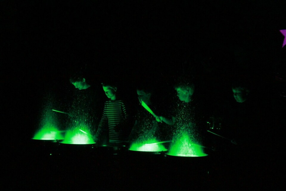 EFFEKTFULLT: Trommelevene fikk æren av å åpne konserten, og i stummende mørke ble det fluoriserende grønne svært effektfullt.