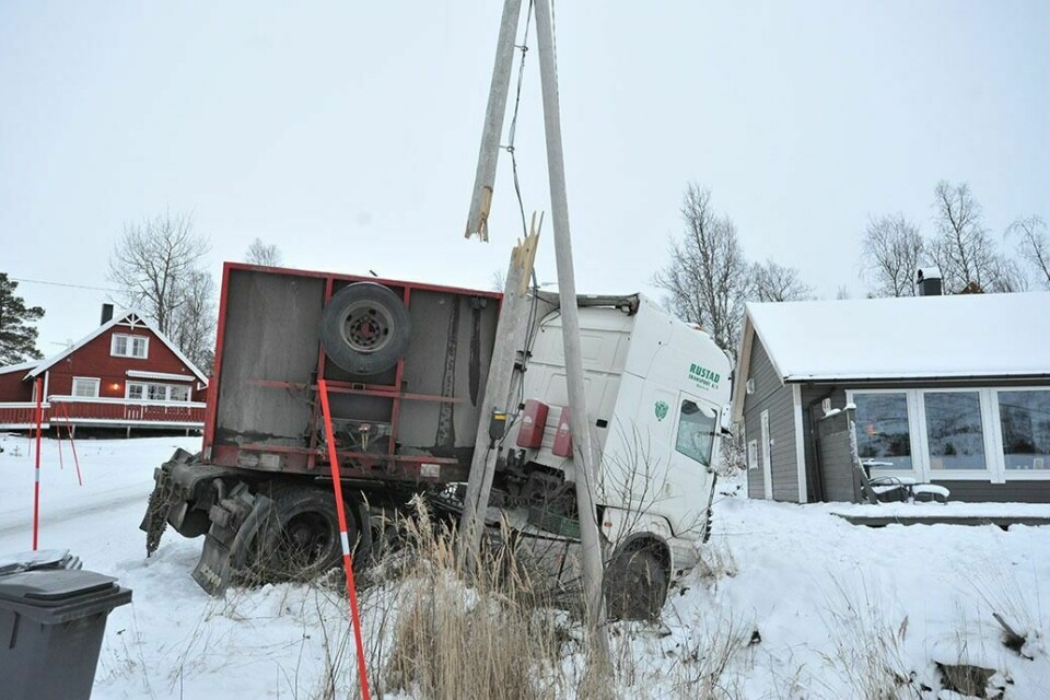 UT AV VEIEN: Denne lastebilen havnet tirsdag formiddag i en hage øverst i Takelvlia boligfelt. Foto: Toril F. Ingvaldsen