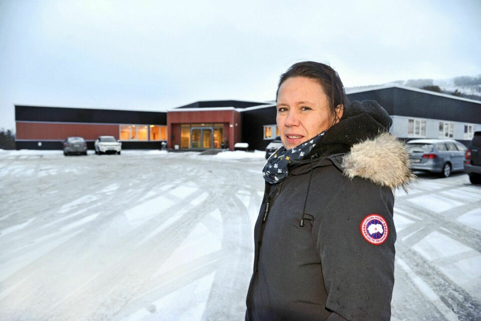BEKYMRET: Rektor Solveig Aarbogh på Bardufoss ungdomsskole oppfordrer bilister til å respektere skiltinga på Rustahøgda. Det er fortsatt mye trafikk i skolegården på dagtid. Foto: Morten Kasbergsen
