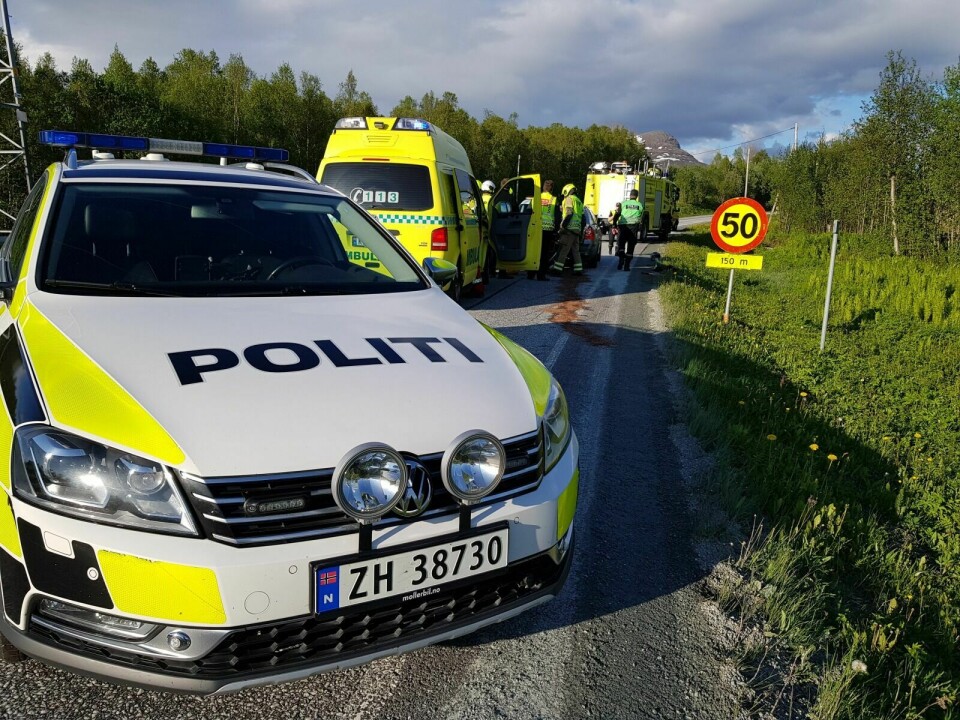 PÅ PLASS: Nødetatene var fort på plass etter ulykken ved Sollihøgda nord for Olsborg torsdag kveld. Foto: Ivar Løvland