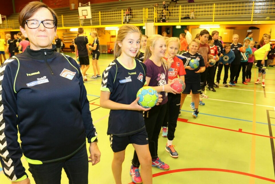 GLEDER SEG: Bente Kroken er glad for at det blir fullt på helgas håndballskole i Bardu. Foto: Ivar Løvland