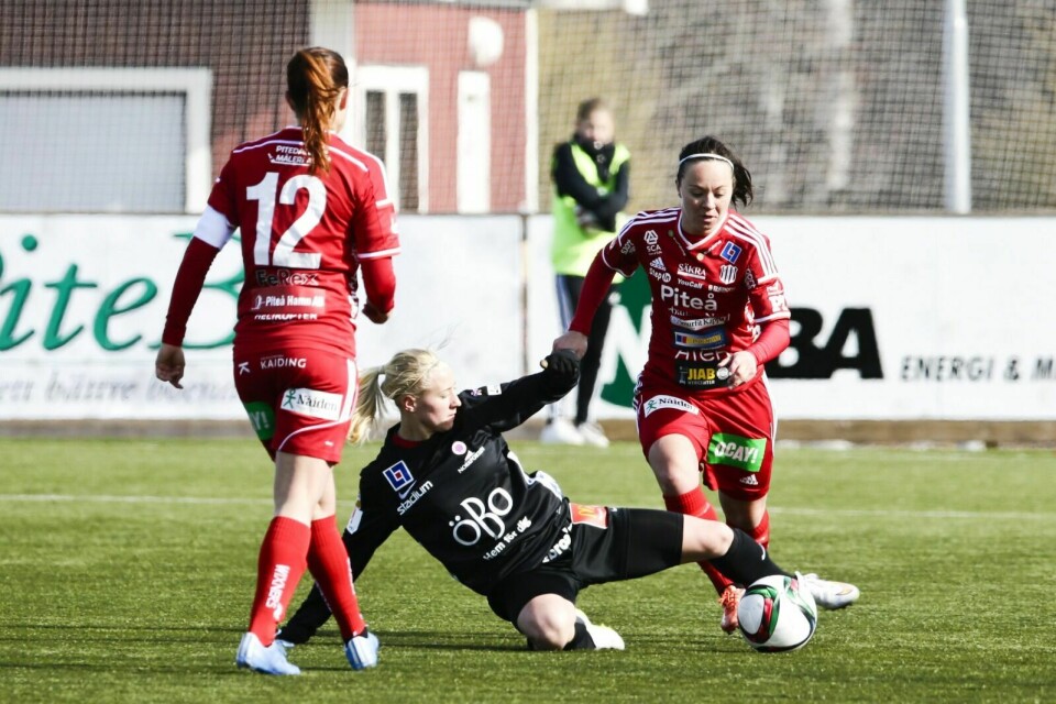 UTTATT: June Pedersen (t.h.) er klar for første gang klar for det norske kvinnelandslaget i fotball. Det skjer i en alder av 30 år. Foto: Camilla Berglund, Piteå-Tidningen