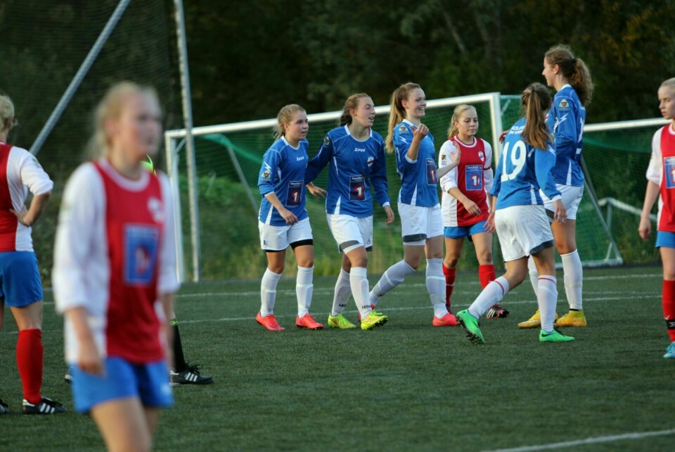 FORTVILT: BOIF-jentene fortvilte mens TIL-spillerne jublet etter at gjestene snudde kampen med tre mål etter sidebytte. Foto: Ivar Løvland