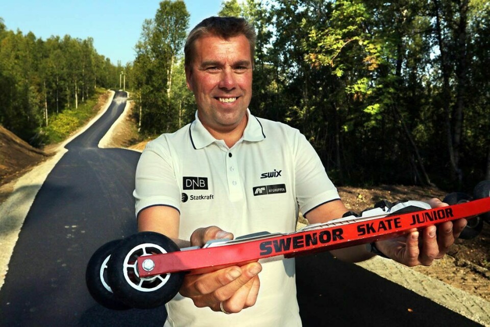KLAR TIL BRUK: Gjermund Hol gleder seg over at en lang tid med planlegging og utvidelse av rulleskibanen er over. Nå er det 3,5 km med løyper som er asfaltert ved Bardufoss skisenter. Foto: Ivar Løvland