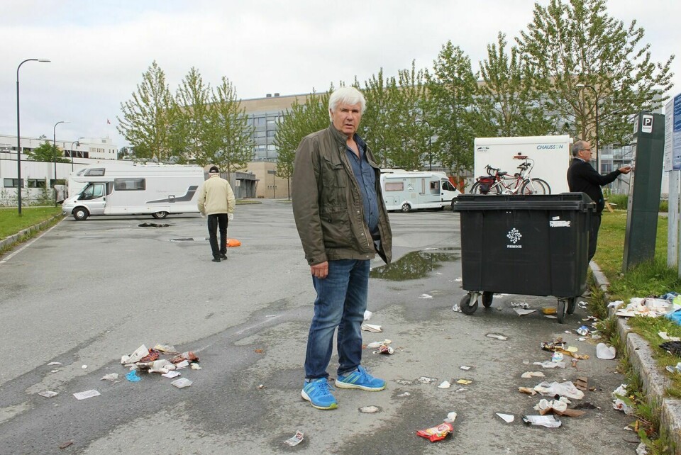 ROT AV MANGE SLAG: Det er ikke det fysiske søppel-rotet på bobilplassen ved Tromsø sentrum Knut Øien er frustrert over, for der vet turistene hvor de kan tømme. På Storsteinnes er det imidlertid mye forvirring for tida, ifølge Øien.
