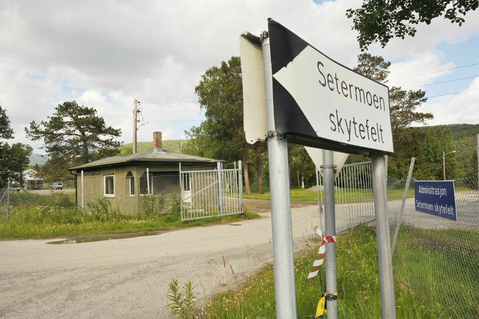 STENGT: Et garasjebygg i Hundtorp leir på Setermoen er stengt på grunn av mistanke om asbest. (Foto: Kari Anne Skoglund)