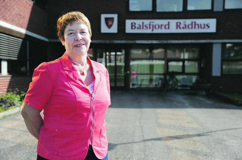 VIL HA BOSETTING: Ordfører Gunda Johansen forteller at Arbeiderpartiet vil at det skal bo folk i husene i Balsfjord, og at de så langt det lar seg gjøre, vil presse på for at det skal la seg gjøre.