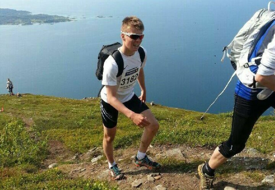 TIL TOPPS: Lars Nordmo Lundamo (14) var best i sin klasse under helgas Tour de Andørja. Her er han nær toppen på søndagens fjelløp. (Foto: privat)